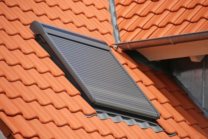 Un volet solaire raccord&eacute; au r&eacute;seau simplifie l'entretien des fen&ecirc;tres de toit