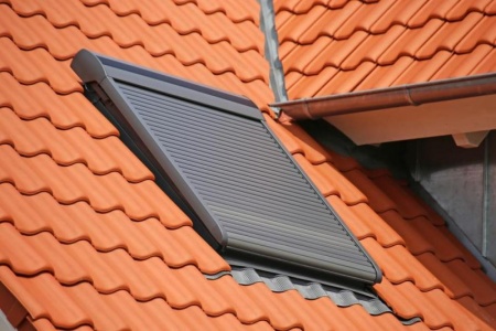 Un volet solaire raccord&eacute; au r&eacute;seau simplifie l'entretien des fen&ecirc;tres de toit